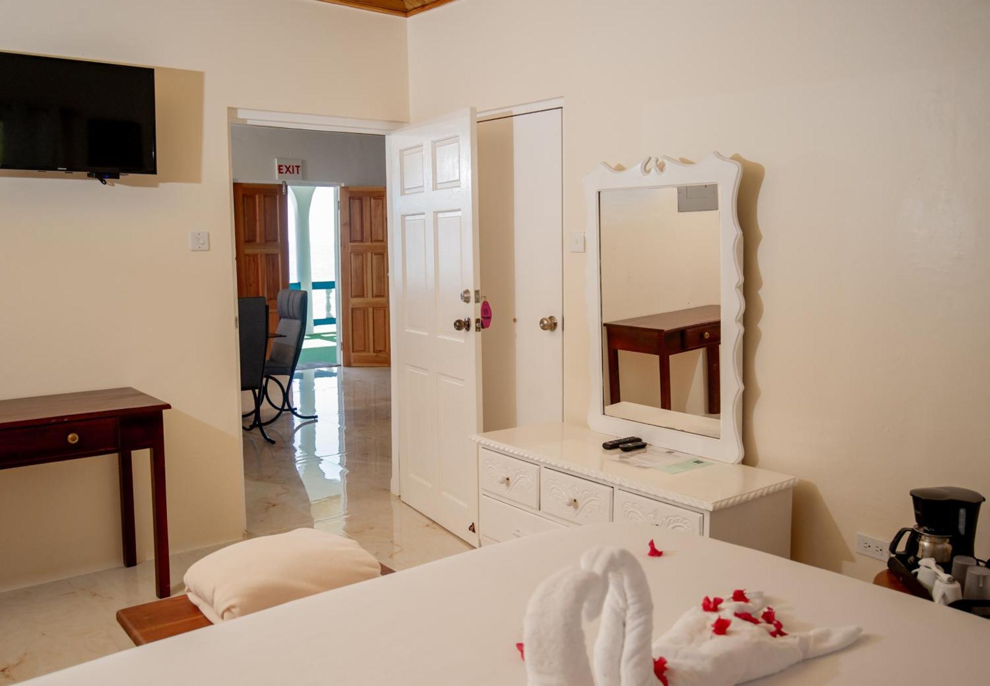 Beyond Sunset Resort & Villas Treasure Beach Exteriör bild