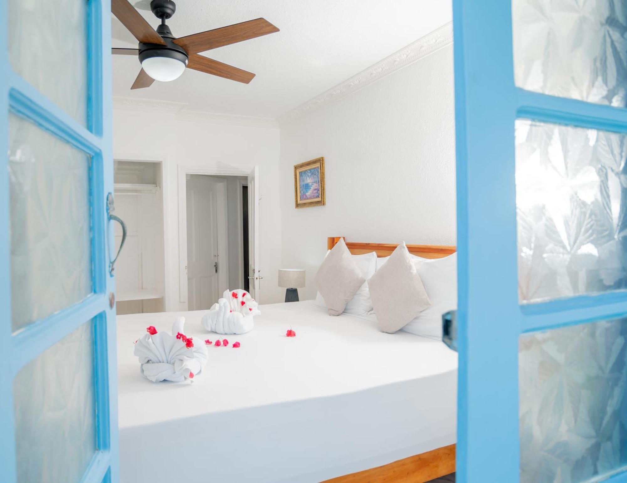 Beyond Sunset Resort & Villas Treasure Beach Exteriör bild