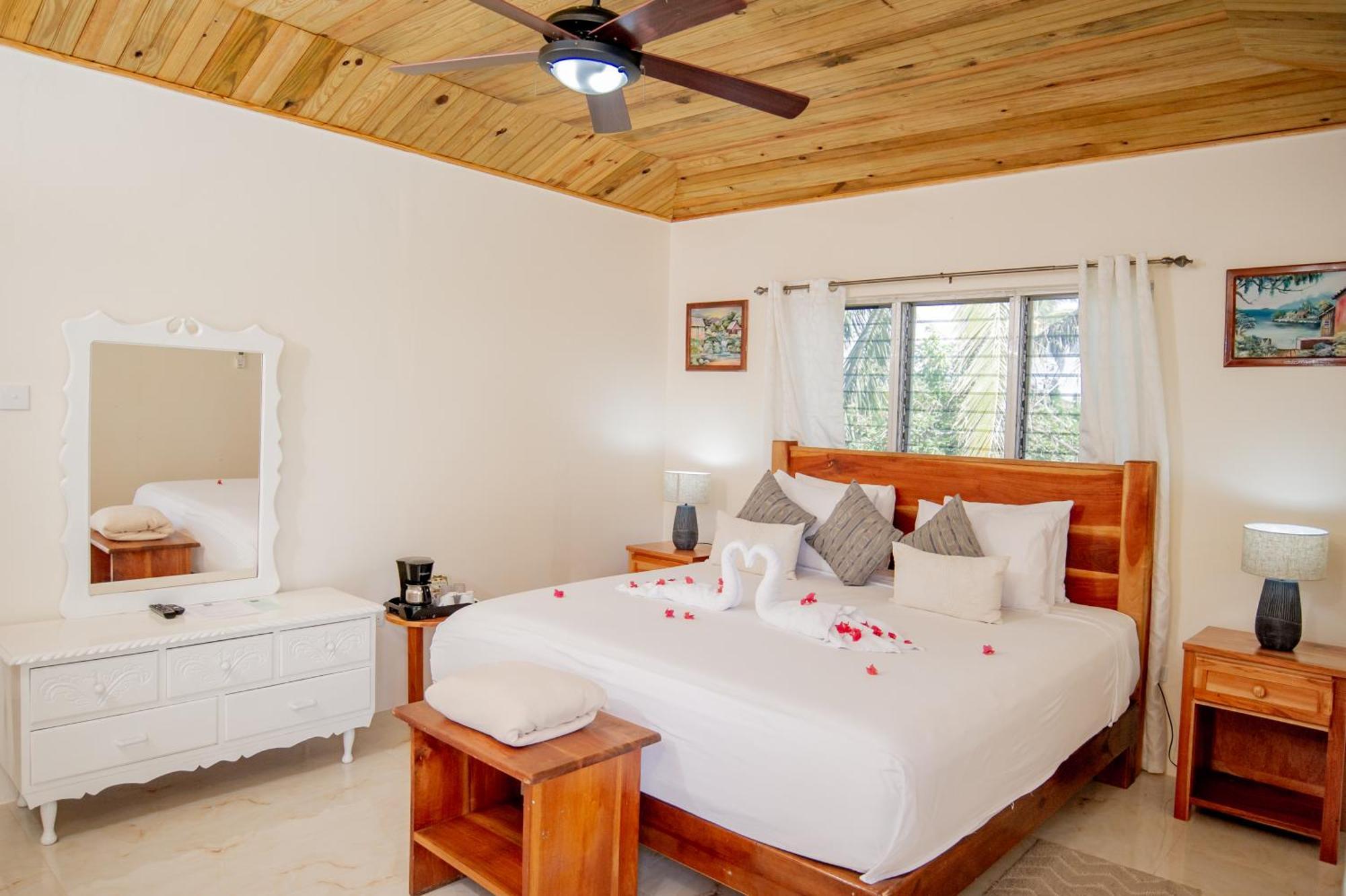 Beyond Sunset Resort & Villas Treasure Beach Exteriör bild