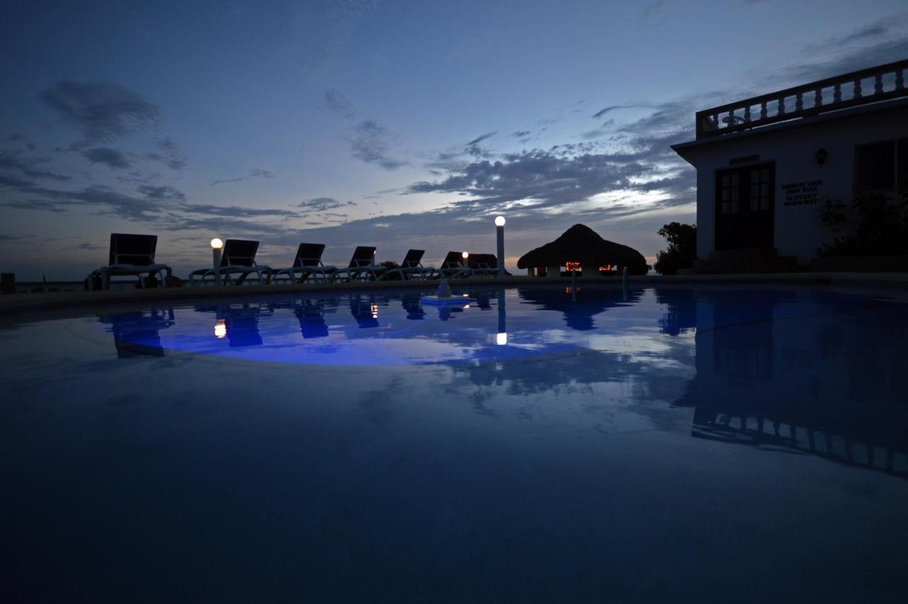 Beyond Sunset Resort & Villas Treasure Beach Exteriör bild
